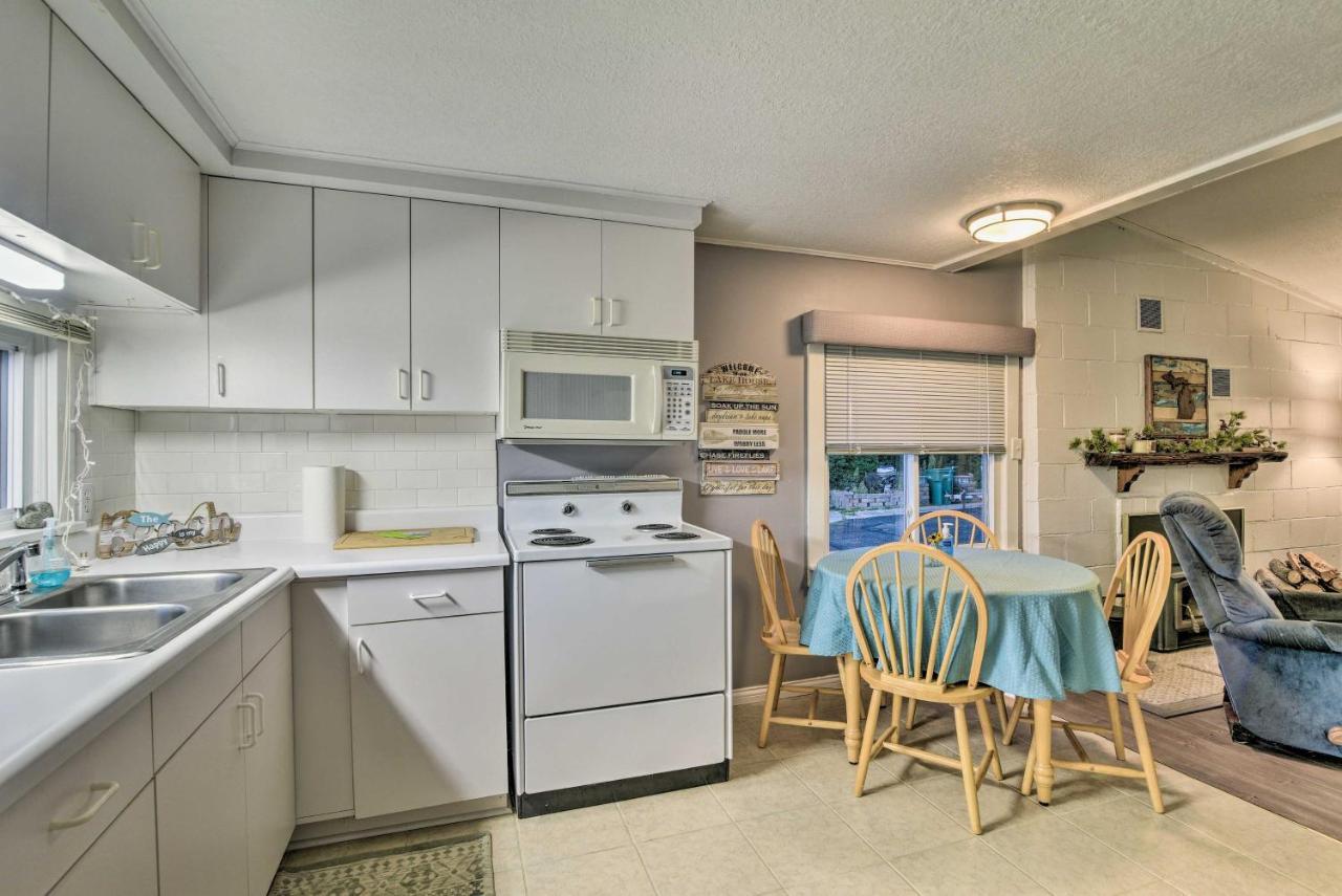 East Tawas Cabin With Lake Huron Access And Views Extérieur photo